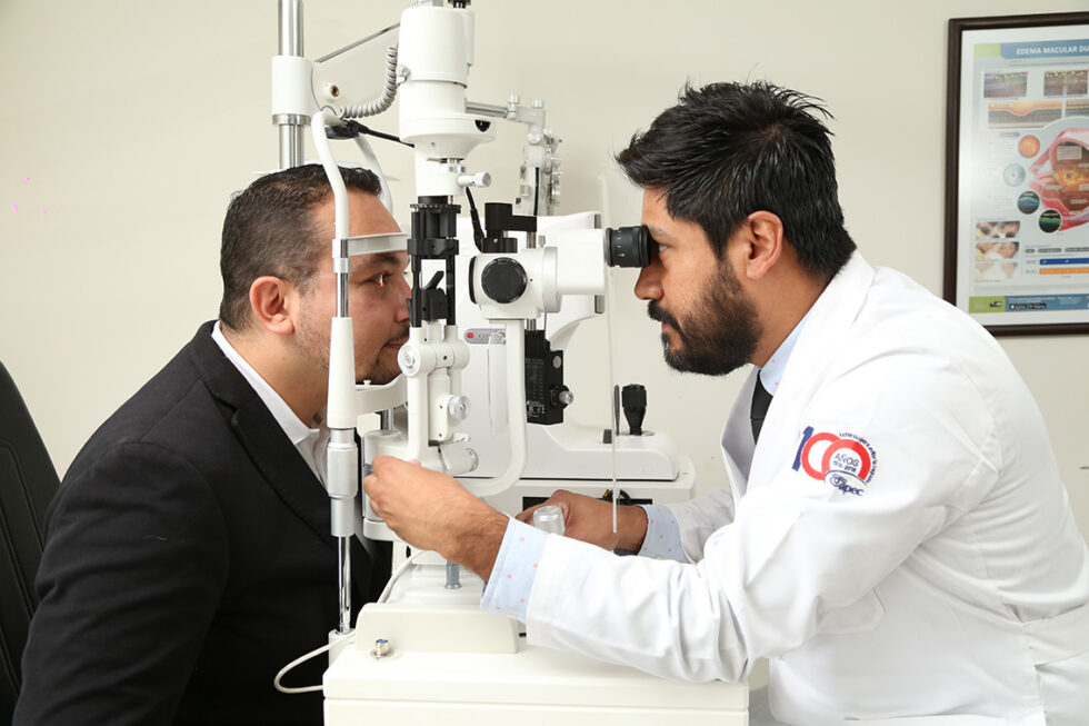 Oftalmólogo especialista en retina, cataratas y cirugía láser en León y Guanajuato. Soluciones avanzadas y personalizadas para cada tipo de problema ocular: cirugía de retina, tratamientos con láser y graduación de lentes. Agenda tu cita con un especialista certificado y recupera tu visión con confianza.
