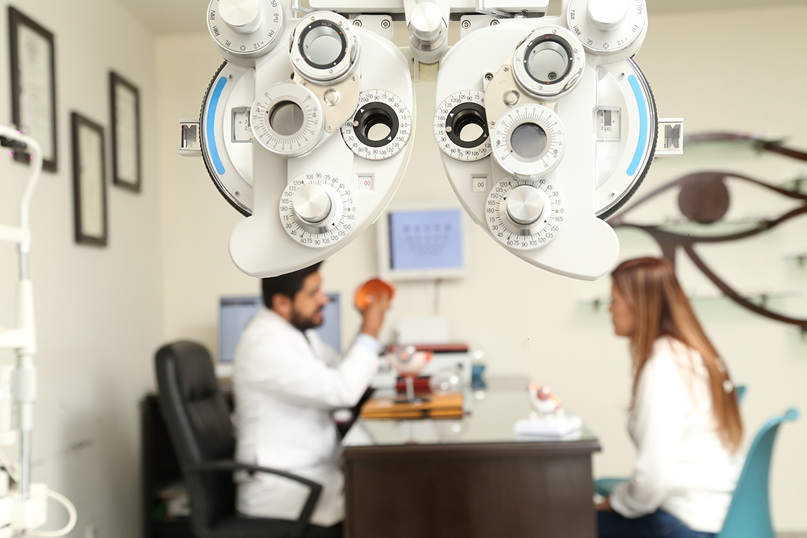 Oftalmólogo especialista en retina, cataratas y cirugía láser en León y Guanajuato. Soluciones avanzadas y personalizadas para cada tipo de problema ocular: cirugía de retina, tratamientos con láser y graduación de lentes. Agenda tu cita con un especialista certificado y recupera tu visión con confianza.