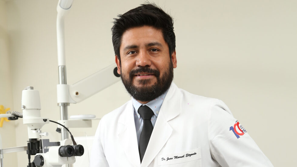 Oftalmólogo especialista en retina, cataratas y cirugía láser en León y Guanajuato. Soluciones avanzadas y personalizadas para cada tipo de problema ocular: cirugía de retina, tratamientos con láser y graduación de lentes. Agenda tu cita con un especialista certificado y recupera tu visión con confianza.